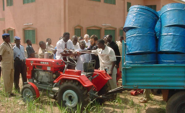 Image:Benin brown tractor 600.jpg