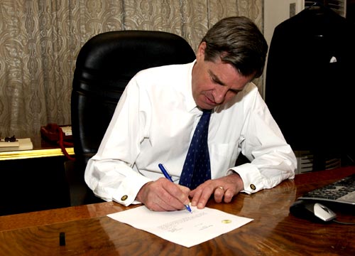 Image:Bremer signing.jpg