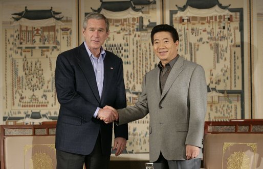 Image:Roh Moo-hyun & GW Bush, APEC 2005-Nov-17.jpg