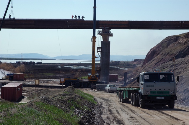 Image:Construction on the Afghanistan-Tajikistan Bridge.jpg