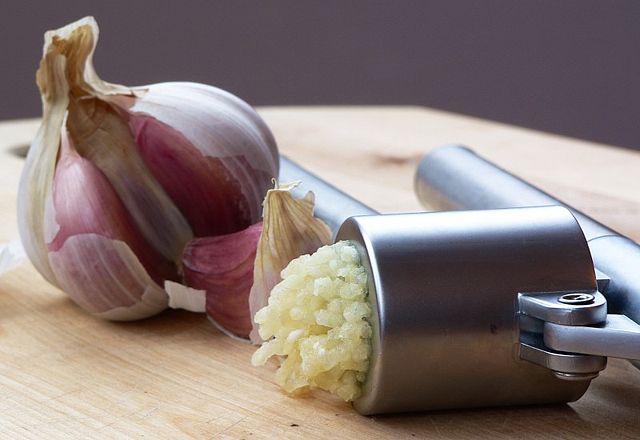 Image:Garlic Press and Garlic.jpg