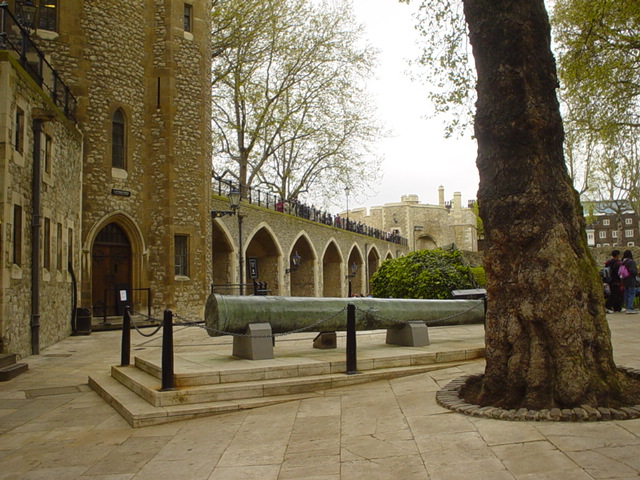 Image:Tower of London interior.jpg