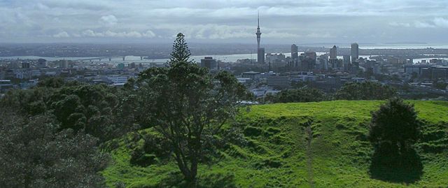 Image:View of Aukland from outside city.JPG