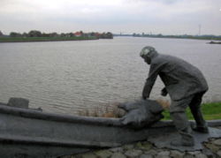 "Een dubbeltje op zijn kant" ("A dime on its side" meaning "A narrow escape"), a sculpture by Roel Bendijk of de Twee Gebroeders in the Groenedijk