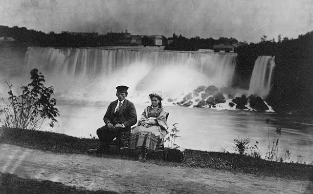 Image:NiagaraFallsManAndWoman.jpg