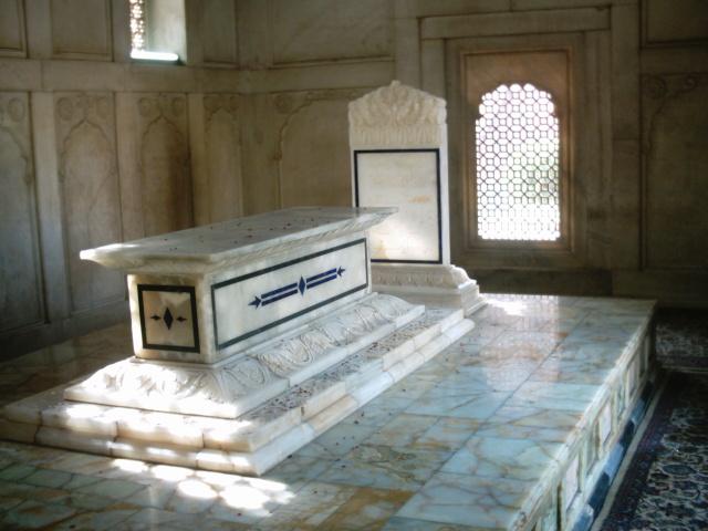 Image:Inside allama iqbals tomb.JPG
