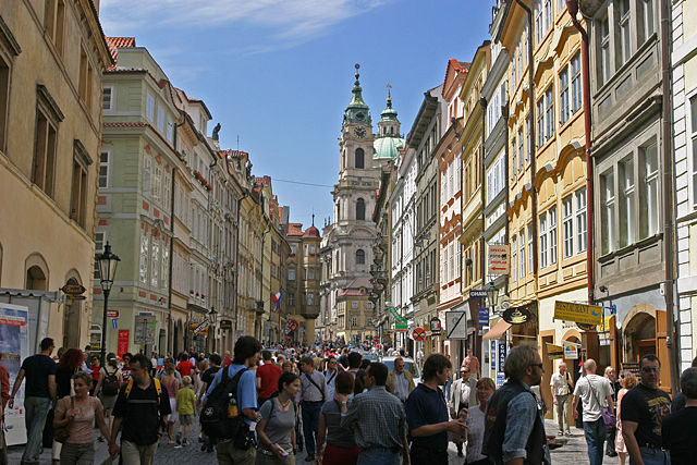 Image:Prague crowd Mal&aacute; Strana.jpg