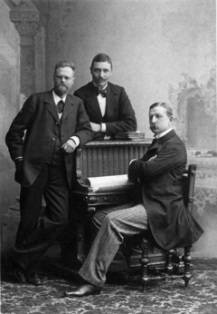 The projected 1896 balloon crew, from left to right Nils Gustaf Ekholm, Nils Strindberg, S. A. Andr&eacute;e.