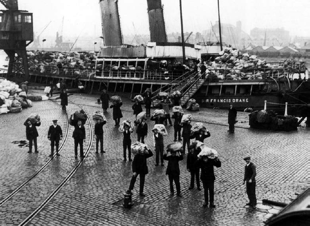 Image:Unloading mail by hand from the Sir Francis Drake, March 1926.png