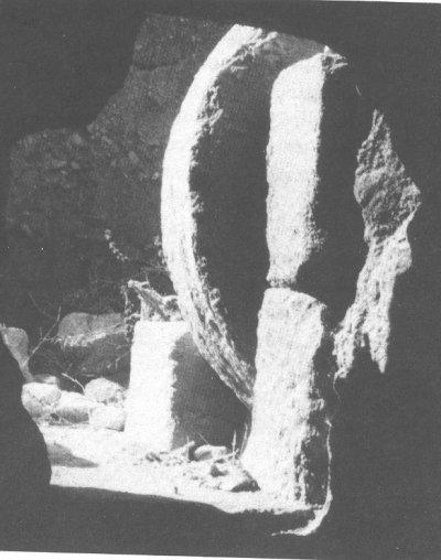 墓穴前的圆形大石块 (36149 bytes)